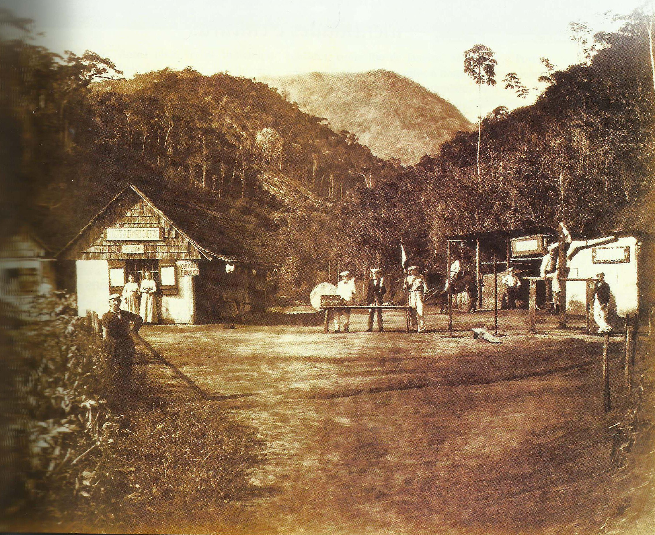 Na foto, da Fundação Biblioteca Nacional, colonos alemães em 1869 (sem local determinado).
