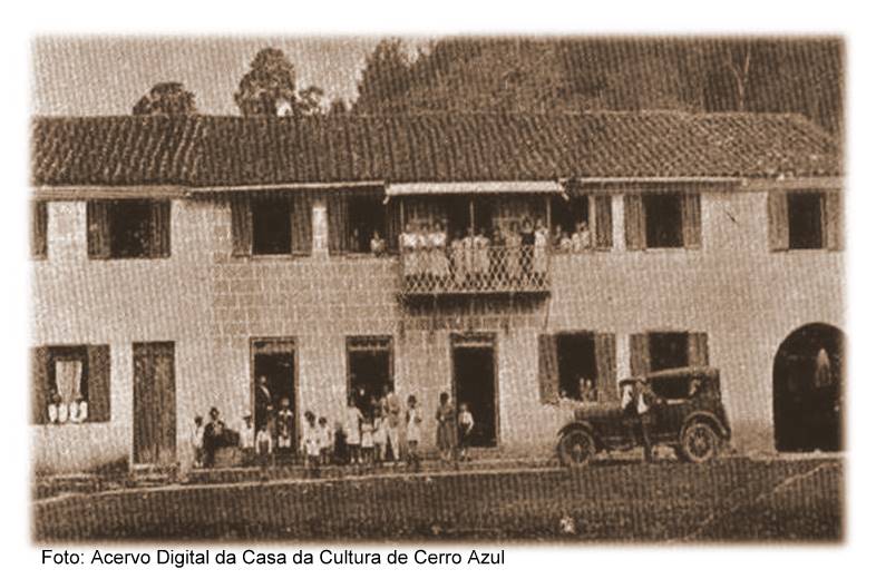 Hotel dos Estrangeiros em 1927, publicado originalmente no 'Álbum do Paraná', de José Pedro Trindade, e disponível no arquivo da Casa de Cultura de Cerro Azul. Fonte: cerazul.blogspot.com.br