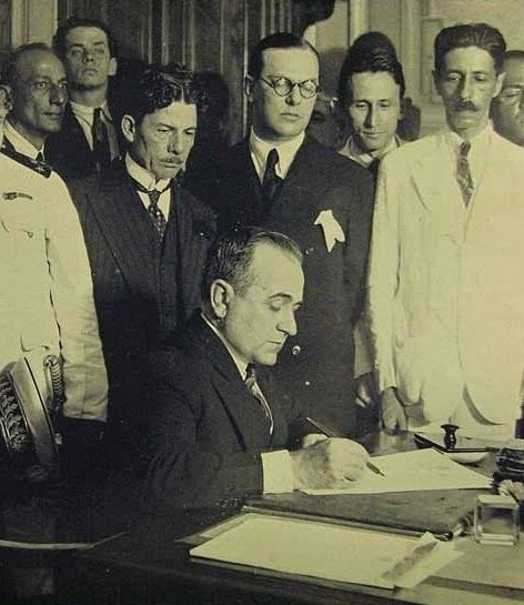 Lindolfo Collor (de óculos) sendo nomeado ministro, junto com outras personalidades, por Getúlio Vargas, em 3 de novembro de 1930. Foto: Revista Paratodos n. 621, página 27