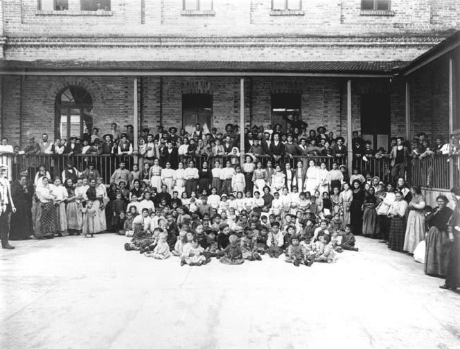 Imigrantes portugueses no pátio interno da Hospedaria de São Paulo, no ano de 1915. Acervo do Memorial do Imigrante, São Paulo