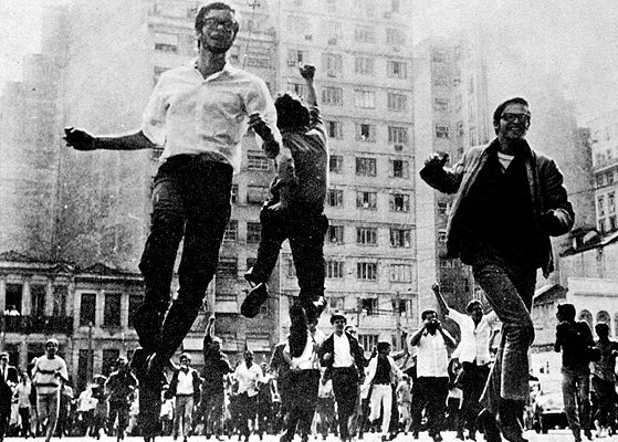 Mobilização social no Brasil; na foto, estudantes dos anos 1970 enfrentam a ditadura militar.