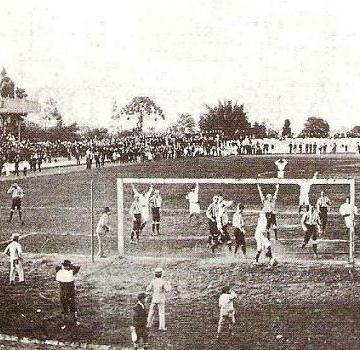 Momento do gol do Paulistano, no Velódromo, em 1905, contra o São Paulo Athletic. Neste ano o estádio já havia sido adaptado para o futebol, porém fora inaugurado em 21 de junho de 1892 para o ciclismo. Foto em domínio público