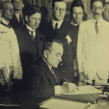 Lindolfo Collor (de óculos) sendo nomeado ministro, junto com outras personalidades, por Getúlio Vargas, em 3 de novembro de 1930. Foto: Revista Paratodos n. 621, página 27