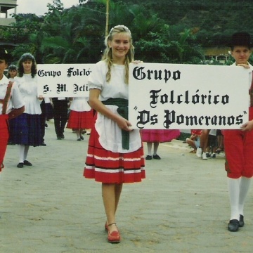 Foto de grupo folclórico pomerano no Espírito Santo, em maio de 1991. Foto: ospomeranos.com.br